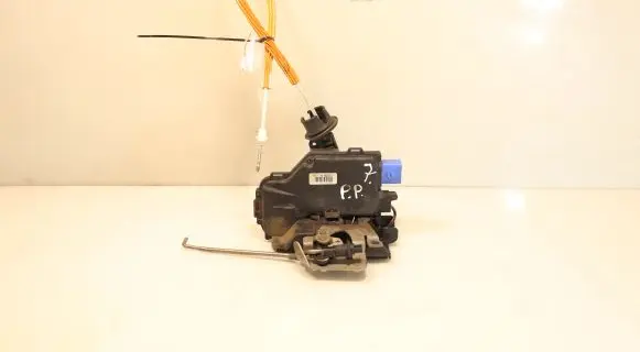 Audi A3 S3 8P Front door lock