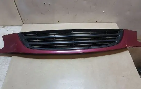 Toyota Avensis T220 Front bumper upper radiator grill