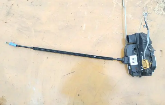 Chevrolet Cruze Front door lock 13579522