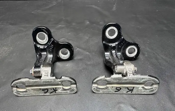 Land Rover Discovery 5 Rear door lower hinge CPLA228A67AC CPLA228A65AD