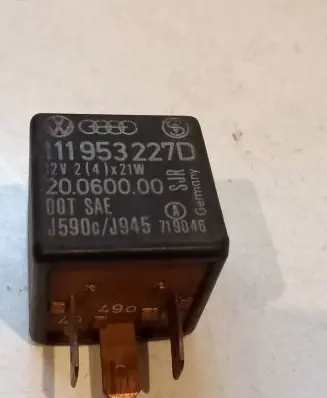 Volkswagen Golf III Other relay 111953227D 20060000 12V214X21MW