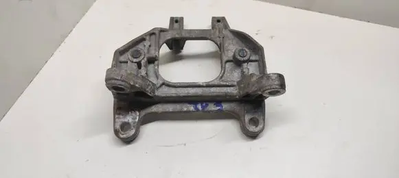 Nissan Note (E12) Gearbox mounting bracket