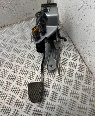 Nissan Juke I F15 Brake pedal ztv02d