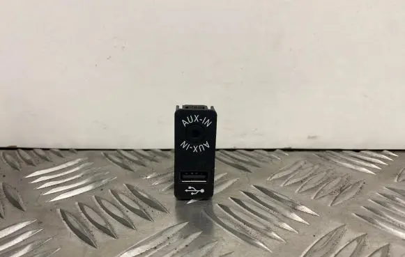 BMW 5 F10 F11 AUX in-socket connector 9229246 84109229246
