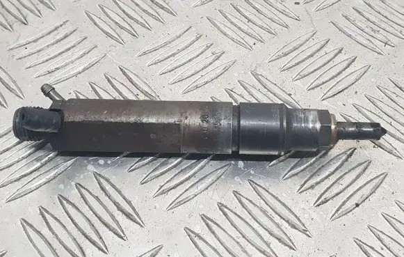 Volkswagen PASSAT B5 Fuel injector 028130201G