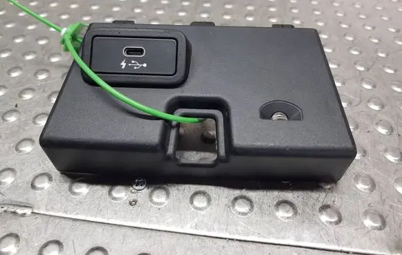 BMW 3 G20 G21 USB socket connector S26371258 6807232