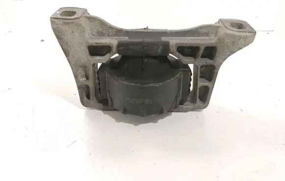 Volvo V50 Engine mount bracket