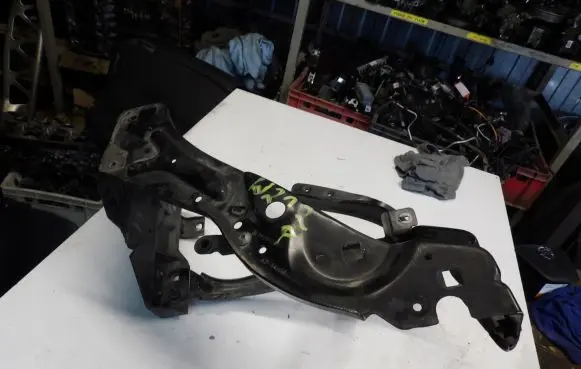 Mercedes-Benz E W212 Headlight/headlamp mounting bracket 212620022