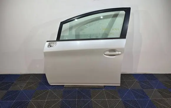 Toyota Prius (XW30) Front door 