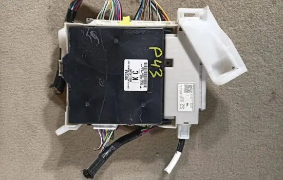Toyota Prius+ (ZVW40) Comfort/convenience module 89221-47390