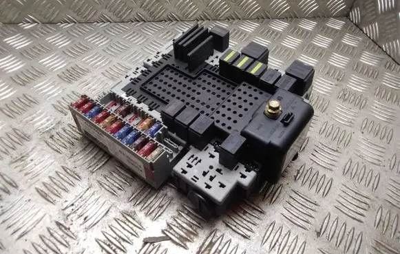 Volvo S60 Fuse module 8688153 8645729