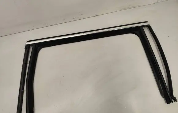 Volkswagen PASSAT B6 Rear door window/glass frame 3C9839432C
