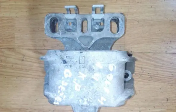 Volkswagen Golf IV Engine mount bracket 1j0199555