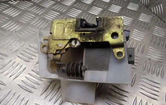 Renault Megane I Front door lock