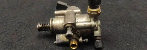 Audi A4 S4 B7 8E 8H Fuel injection high pressure pump 06F127025F