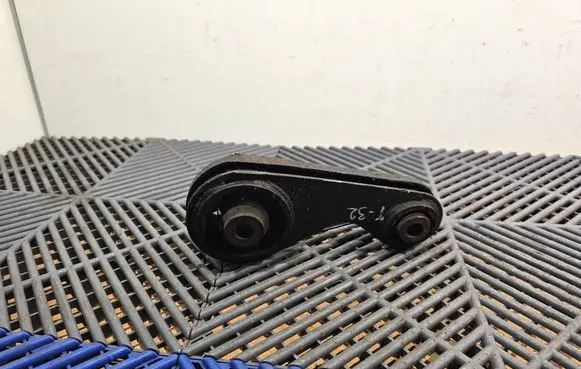 Toyota Prius (XW20) Engine mount bracket