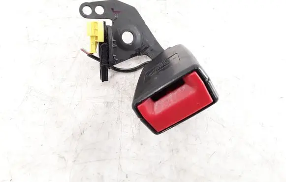 Middle seatbelt buckle (rear)