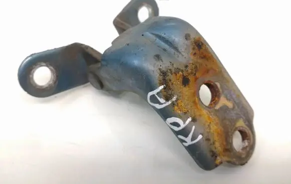 Hyundai Tucson JM Front door lower hinge 