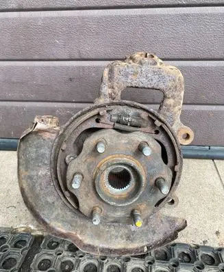 Nissan Pathfinder R51 Rear wheel hub spindle/knuckle 