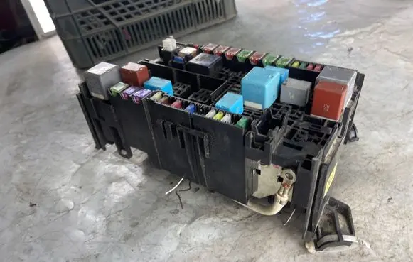 Toyota Land Cruiser (J120) Fuse module