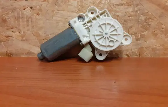 Mercedes-Benz CLK A209 C209 Front door window regulator motor 2636 0130821921