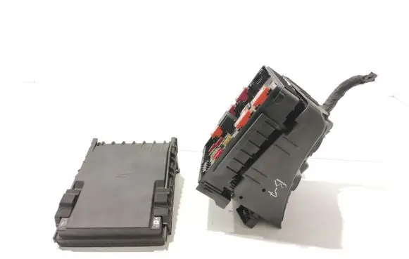 Volkswagen PASSAT B7 Fuse box set 3C0937125A