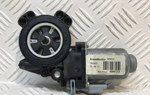 Peugeot 207 Front door window regulator motor 400912D