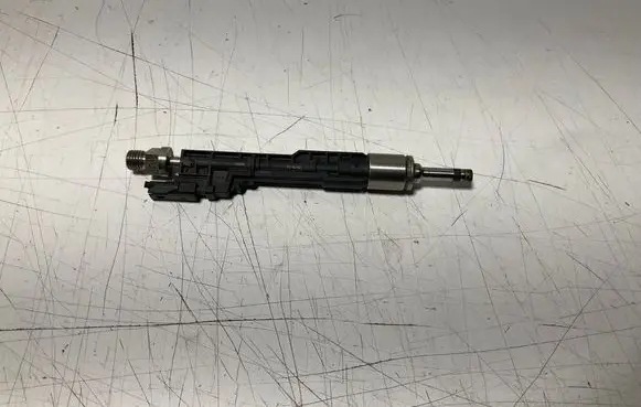 BMW 6 F06 Gran coupe Fuel injector 7645956