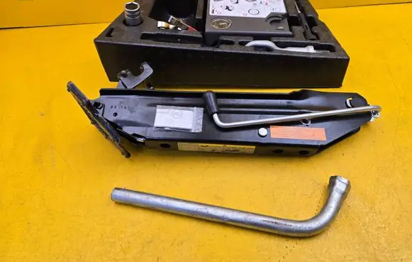 Volkswagen Touareg II Tool box 7P0011031F 7P6012112D 7P0012617