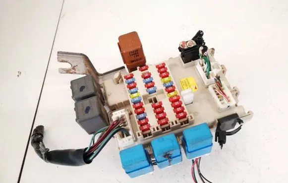 Nissan Primera Fuse box set 24350av700