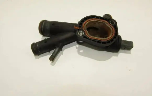 Volkswagen PASSAT B7 Engine coolant pipe/hose 03L121131AA