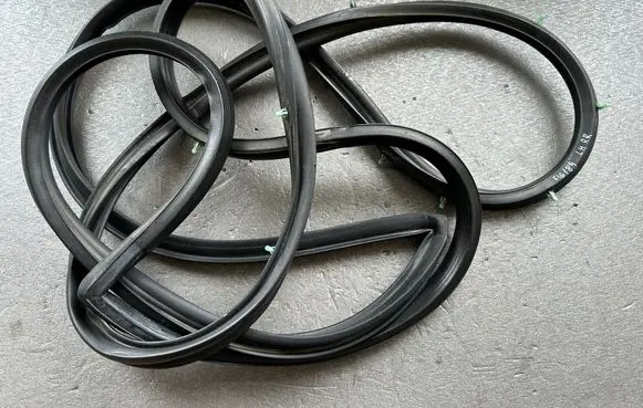 Nissan Patrol Y60 Rear door rubber seal (on body) 82831C6600