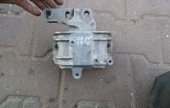Volkswagen Touran III Engine mount vacuum valve 1222222222