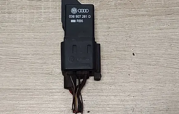 Skoda Octavia Mk2 (1Z) Glow plug pre-heat relay 038907281D 0281003038