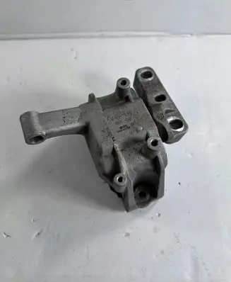Volkswagen Tiguan Engine mount bracket