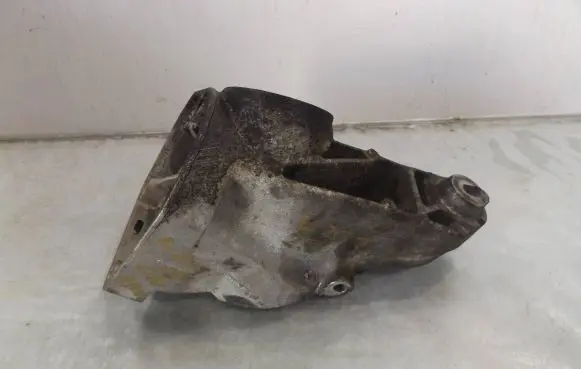 Mercedes-Benz C W204 Engine mounting bracket