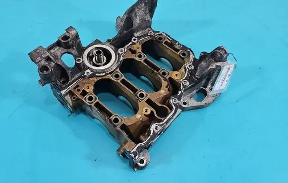 Oil filter mounting bracket