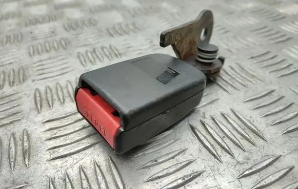 Middle seatbelt buckle (rear)