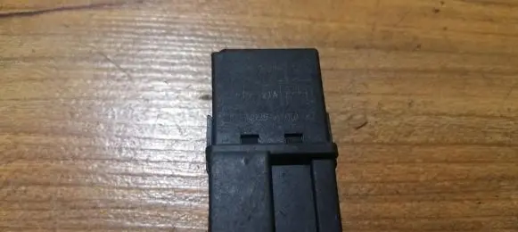 Volvo S40, V40 Other relay MB953382 011121A