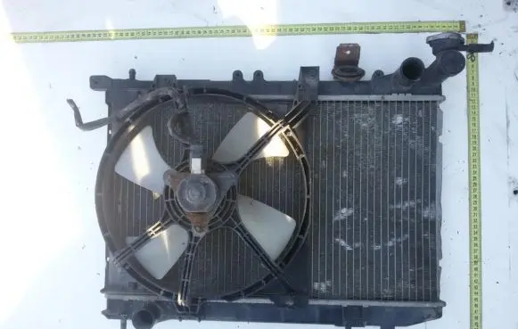 Radiator cooling fan shroud
