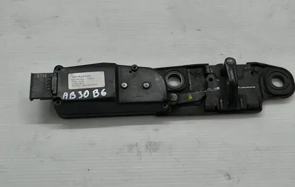 Volkswagen PASSAT B6 Tailgate exterior lock 3C9827887C