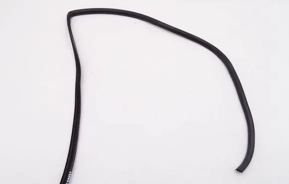 Suzuki Grand Vitara II Rubber seal front door window/glass 