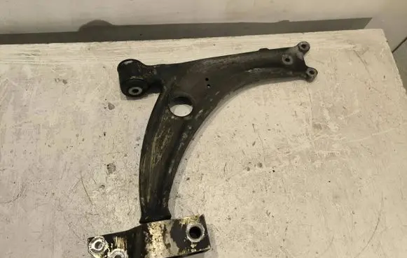 Volkswagen PASSAT B6 Front lower control arm/wishbone 3c0407153aB