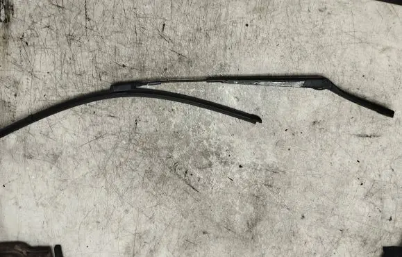 Volkswagen Golf V Windshield/front glass wiper blade 