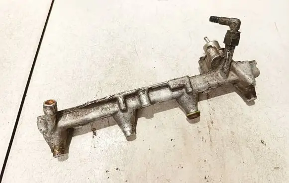 Ford Escort Fuel main line pipe 938F9D280