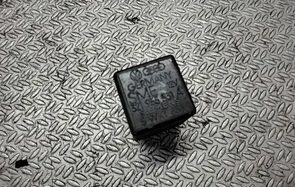 Volkswagen Golf III Window wiper relay 321955531