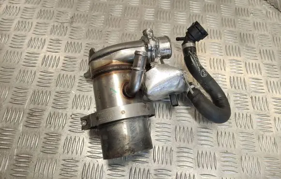Volkswagen Golf VII EGR valve cooler 04L131512D
