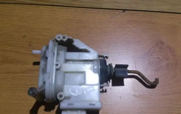 Volkswagen PASSAT B3 Central locking vacuum pump 
