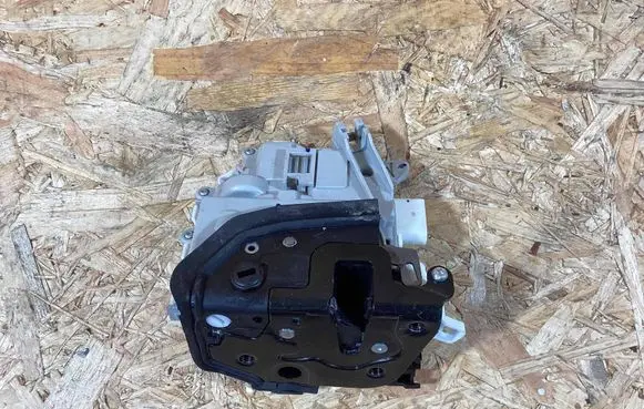 Porsche Macan (95B) Tailgate window lock/catch/latch 8K0839015f