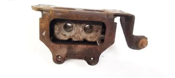 Chrysler PT Cruiser Engine mount bracket 
